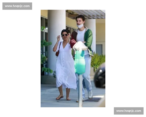 郑钦文柏林街拍：紫色网球包配 Labubu 玩偶，赛场外的个性符号